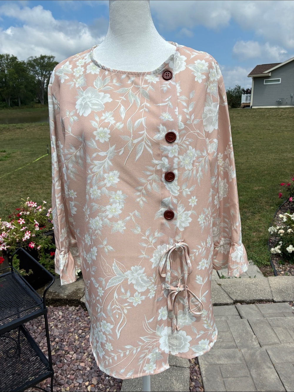 Made With a Heart Floral Button-Front Tunic Blouse in Peach and White L